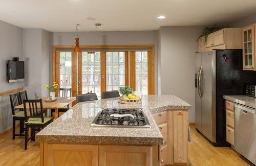 Lake Shore Estates Villa | Private Pine Forest Villa with hot tub 5 min from Castle Rock