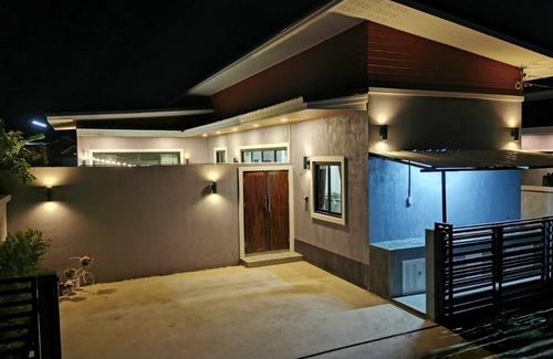 Sattahip Villa | Private Pool, snook, kitchen