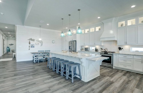 Crystal Beach House | PRIVATE POOL & HOT TUB! Sleeps 22 w/3 King Master Suites & 8 Queen beds!