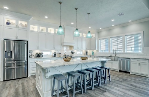 Crystal Beach House | PRIVATE POOL & HOT TUB! Sleeps 22 w/3 King Master Suites & 8 Queen beds!