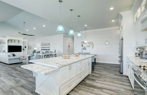 Crystal Beach House | PRIVATE POOL & HOT TUB! Sleeps 22 w/3 King Master Suites & 8 Queen beds!