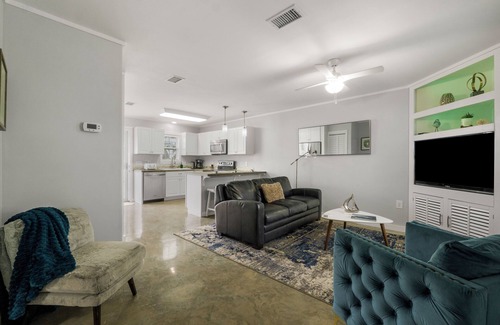 Sunnyside House | Private Pool Backyard Oasis! Tiki Bar. 3 blocks to beach. Quiet West End by 30A!