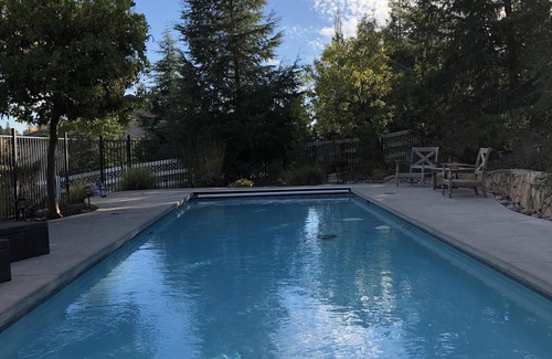 Paso Robles House | Private & Relaxing with Pool. Great location Close To Wineries & Downtown Fun.