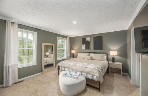 Hendersonville House | Private Retreat by the Ecusta Trail and Downtown