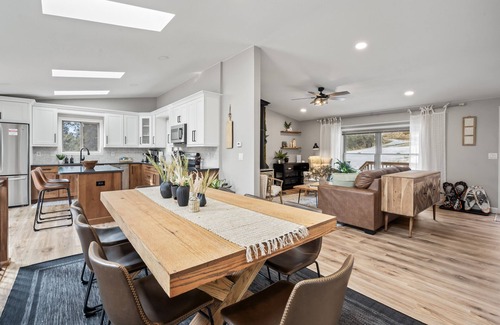 Bailey House | Private Retreat Hot Tub MTN Views Treehouse Hikes Pet Friendly WiFi200+ Games