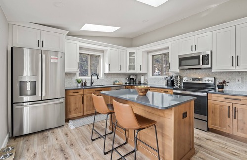 Bailey House | Private Retreat Hot Tub MTN Views Treehouse Hikes Pet Friendly WiFi200+ Games