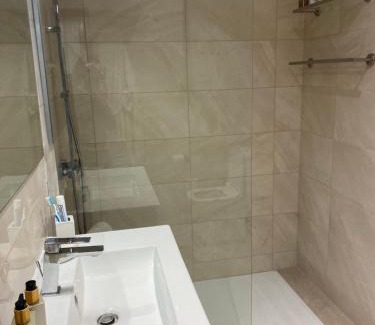 Magnac-sur-Touvre Apartment | Private room among a nice Garden - Jardin en valois