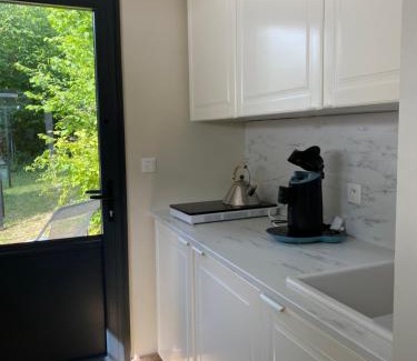 Magnac-sur-Touvre Apartment | Private room among a nice Garden - Jardin en valois