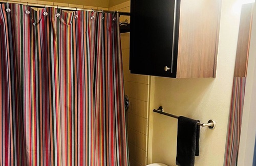 Franklin House | Private Room and Bathroom in Franklin