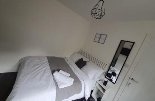 Erdington House | Private Room - Ensuite Bathroom - Free Parking