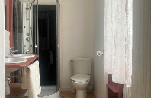 Pont-Croix Bed & Breakfast | Private room in a family home - Pont-Croix, historic town center- South Finistère