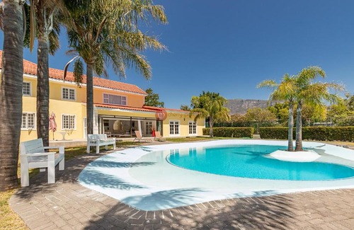 Constantia Bed & Breakfast | Private room in Constantia*