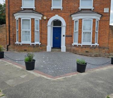 Aylesbury House | PRIVATE ROOM In TOWN CENTRE FREE PARKING WI FI AND PATIO WITH AA STAY LTD
