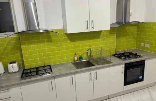 Aylesbury House | PRIVATE ROOM In TOWN CENTRE FREE PARKING WI FI AND PATIO WITH AA STAY LTD