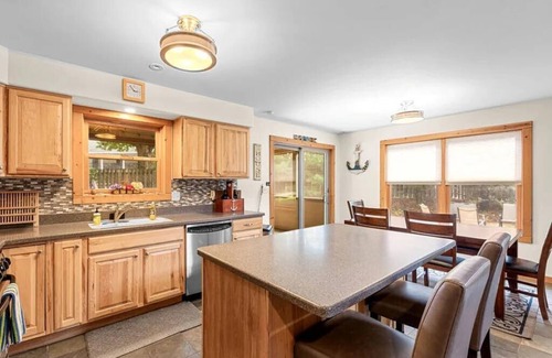 Union Pier Cottage | Private Setting Union Pier - Walk to Beach, Shops & Restaurants | Anchor Point