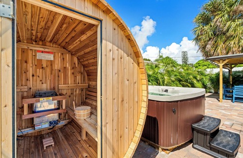 Mango Groves House | Private Spa Oasis! Sauna Hot Tub Cold Plunge - Mini Resort! Close to Beach!