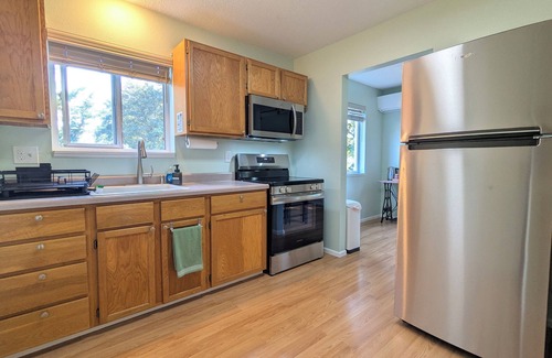 Battle Ground House | Private, Spacious Riverfront Guest House 2‑Story Retreat with Views & BBQ Deck