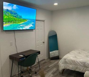 Oak Ridge House | Private Studio Suite in Central Orlando With Full kitchen