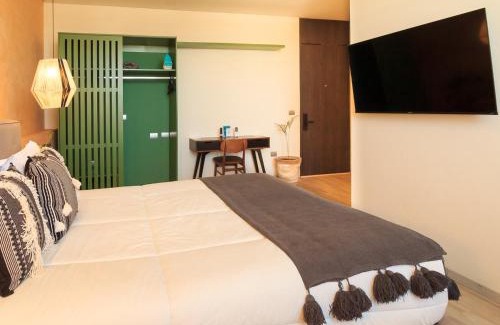 Financial District Apartment | Private Suite with Incredible View & Pool