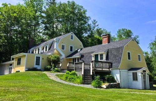 Londonderry House | Private Tavern, Hot Tub, 8-Fireplaces, Spa Baths, Fire Pit, Baths Ensuite - Shop or Ski!