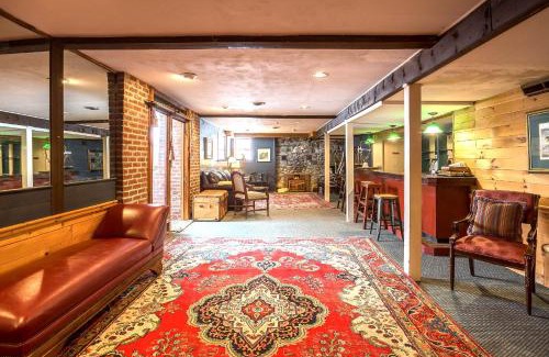 Londonderry House | Private Tavern, Hot Tub, 8-Fireplaces, Spa Baths, Fire Pit, Baths Ensuite - Shop or Ski!