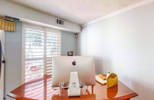 Montgomery Village House | Private Townhome - Prime Location - Lake Views
