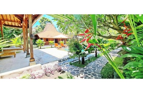 Kalisada Apartment | Private, tropical garden, authentic wooden house