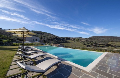 Panzano in Chianti Villa | Private Villa with private pool, WIFI, hot tub, A/C, TV, patio, parking, close to Greve In Chianti