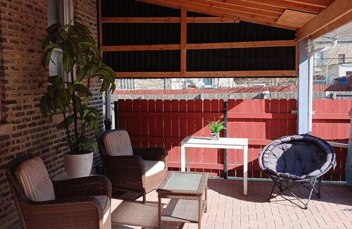 Little Village Apartment | Private villa in a vintage Chicago neighborhood - 10 minutes from downtown