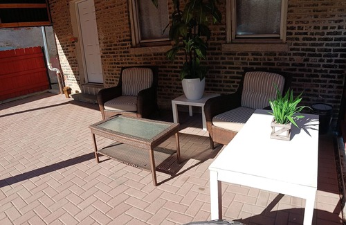 Little Village Apartment | Private villa in a vintage Chicago neighborhood - 10 minutes from downtown