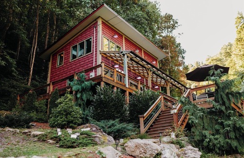 Hot Springs House | Private Waterfalls, Creek, Firepit, Hot Tub, Hiking & Level II Charging
