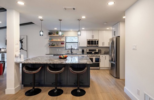 Austin House | Private Yard w/BBQ & Games, Steps to South Congress & Barton Creek | Clarksburg