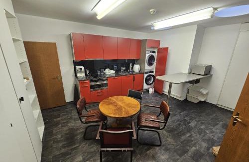 Old Town Hotel | Privatzimmer -Venus- mit gemeinsamer Küche und Bad in der Altstadt Chur