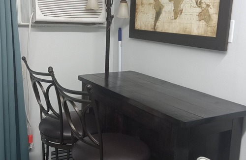 Albany House | Privet Oasis no smoking with AC/heat, wi-fi, Ruko TV. Privet entry and bathroom