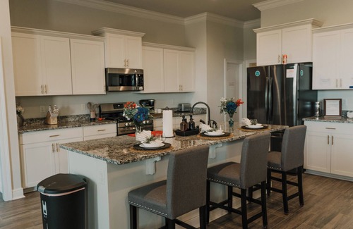 Lake Charles House | Professional Long-Stay Focus: "Comfortable Mid-Term Retreat | Fast WiFi | Monthly Discounts