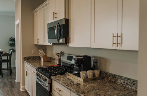 Lake Charles House | Professional Long-Stay Focus: "Comfortable Mid-Term Retreat | Fast WiFi | Monthly Discounts