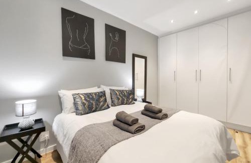 Three Anchor Bay Apartment | Promenade Escape