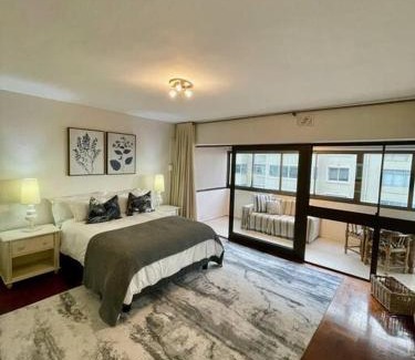 Three Anchor Bay Apartment | Promenade Paradise