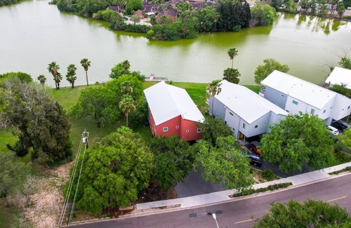 Brownsville House | PROMO 15% WEEKLY AND 20% MONTHLY DISCOUNT!nOasis on the Lake A