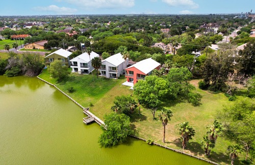 Brownsville House | PROMO 15% WEEKLY AND 20% MONTHLY DISCOUNT!nOasis on the Lake A