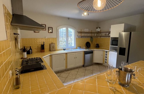 Ventabren Villa | Provencal villa of 250 m2 with swimming pool - 8 km from Aix en Provence for 8 people.