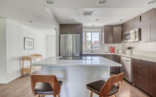 Palm Desert House | PS674 - East Island - Alice Lodging