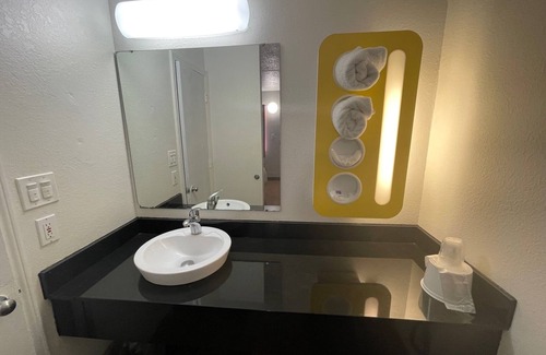 Evansville Hotel | PT6 INN