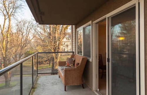 North End Condo | Puget Sound View 2 Baths Best Area WD Jacuzzi Bath