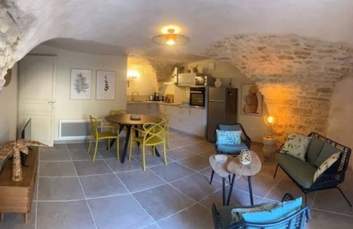 Pujaut House | Pujaut, Gard, provence, Avignon, Gîte cœur de village "sous le clocher