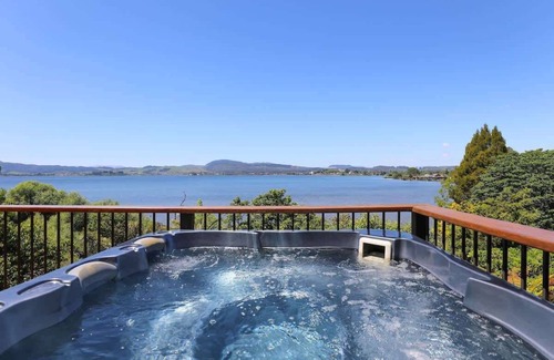 Kawaha Point House | Pukeko Landing | Stunning Lake Views with Spa Pool