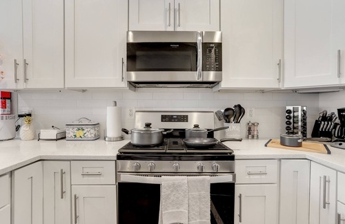 Near Northeast Condo | "Pura Vida" Fabulous 4 Bed Home near H St & Union Market