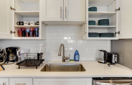 Near Northeast Condo | "Pura Vida" Fabulous 4 Bed Home near H St & Union Market