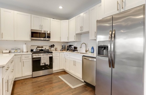 Near Northeast Condo | "Pura Vida" Fabulous 4 Bed Home near H St & Union Market