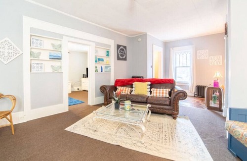 Akron House | Pura Vida, Live Pure! 2 b, 1 b.